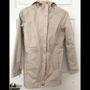 COLUMBIA Women's sz S Waterproof Cream Rain jacket